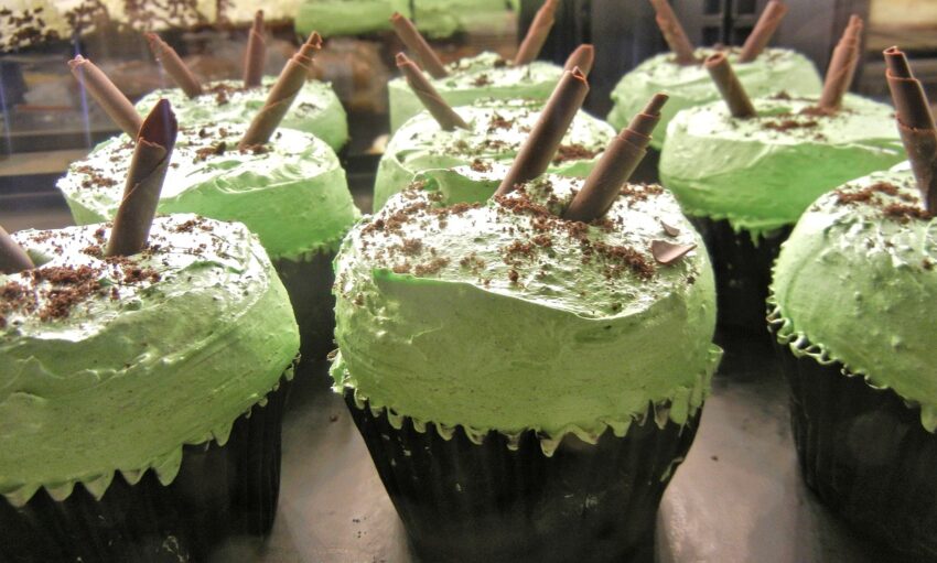 chocolate cupcakes with mint frosting